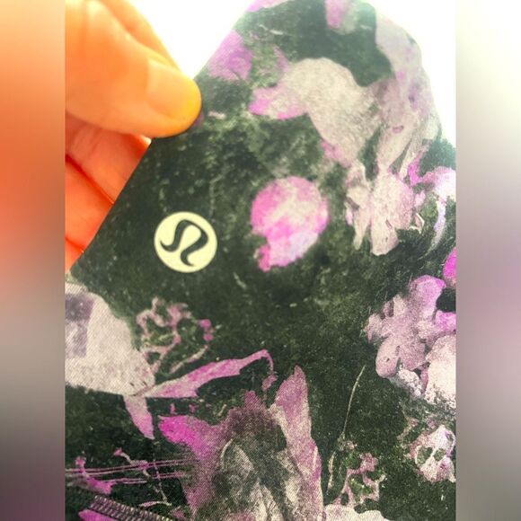 Lululemon Wunder
Under High-Rise Crop floral leggings; Size 2 - Picture 8 of 8